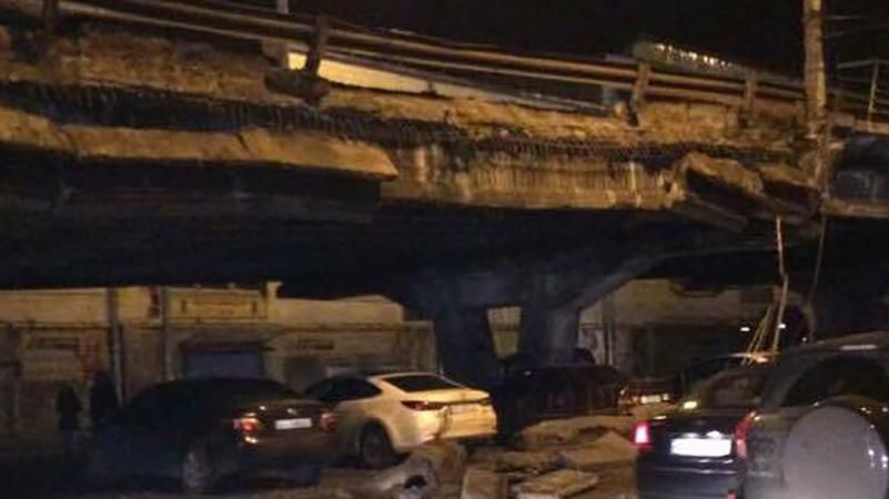Важливий шляхопровід обвалився у Києві Важливий шляхопровід обвалився у Києві