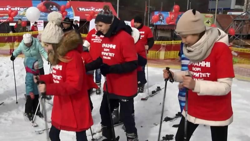 Діти із рідкісними хворобами вперше стали на лижі