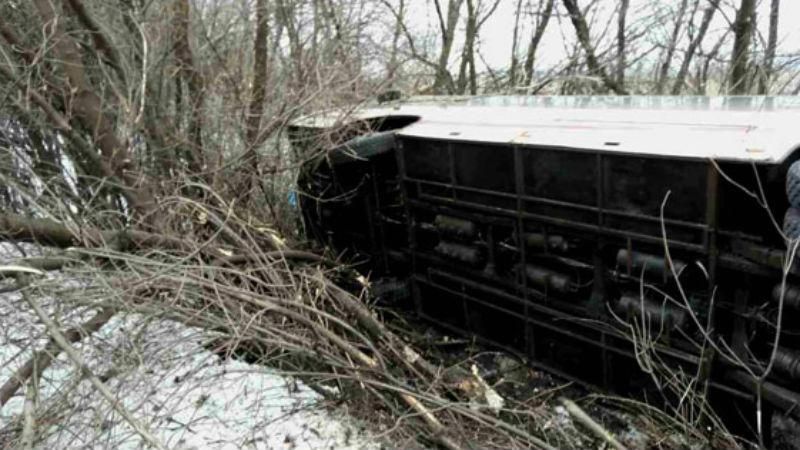 На Донбасі перекинувся переповнений автобус: з'явилися фото аварії