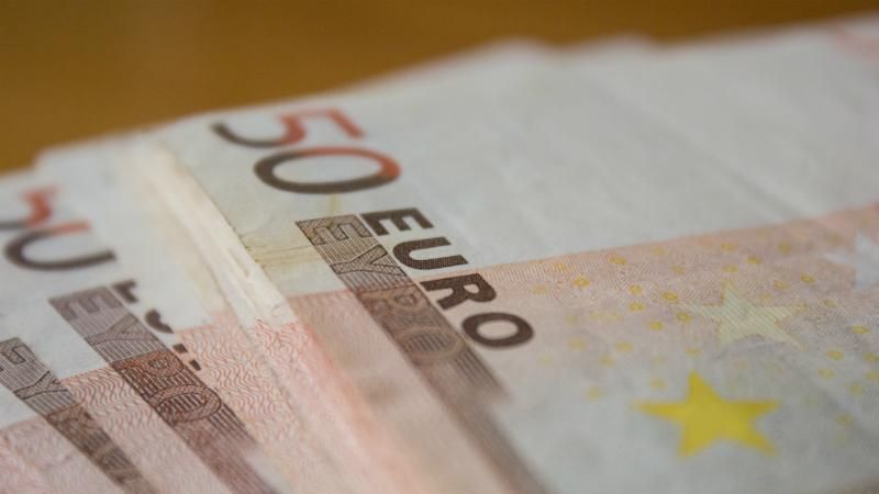 Середній хабар в Україні майже вдесятеро перевищує середню зарплату: промовисті цифри