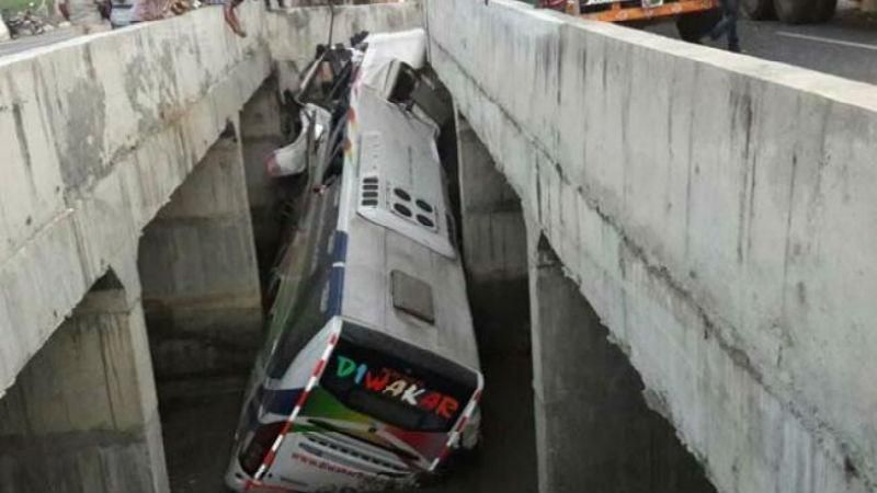 В Індії автобус впав з мосту: є жертви