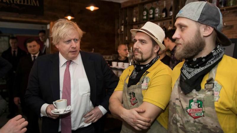 Британский министр побывал в пиццерии ветерана АТО: опубликованы фото