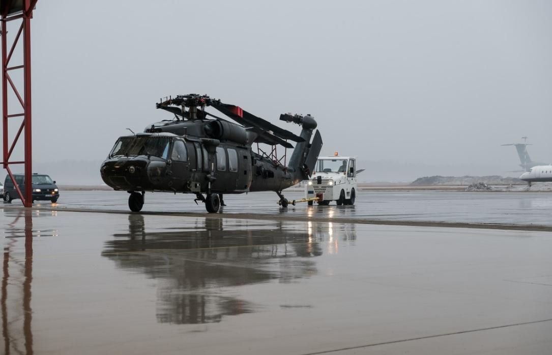 В Латвію привезли "чорних яструбів" з США: опублікували фото В Латвію привезли "чорних яструбів" з США: опублікували фото