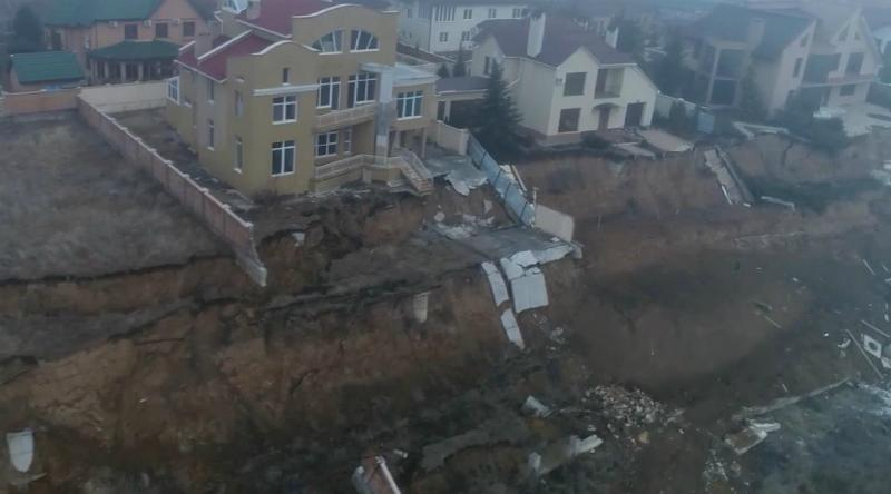 Неподалеку от Одессы из-за оползня обвалилась целая улица

