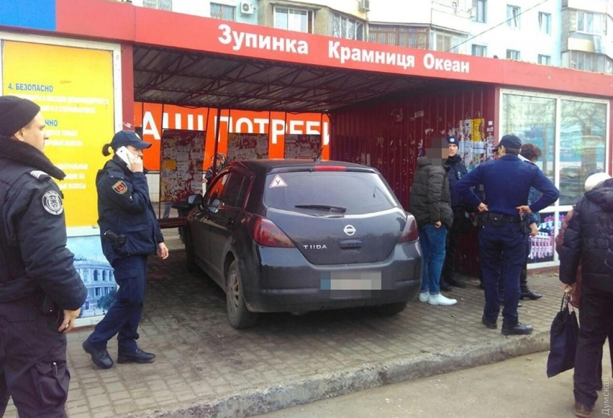 В Одессе авто влетело в остановку, есть пострадавшие