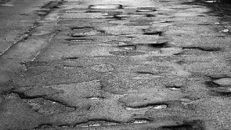 Дороги тануть: де в Україні найгірший асфальт після зими Дороги тануть: де в Україні найгірший асфальт після зими