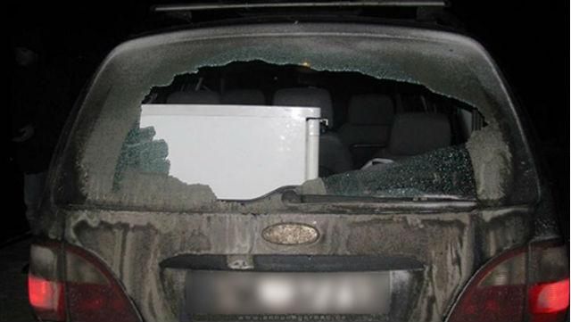 Молодые люди преследовали и обстреляли автомобиль с молодыми супругами Молодые люди преследовали и обстреляли автомобиль с молодыми супругами