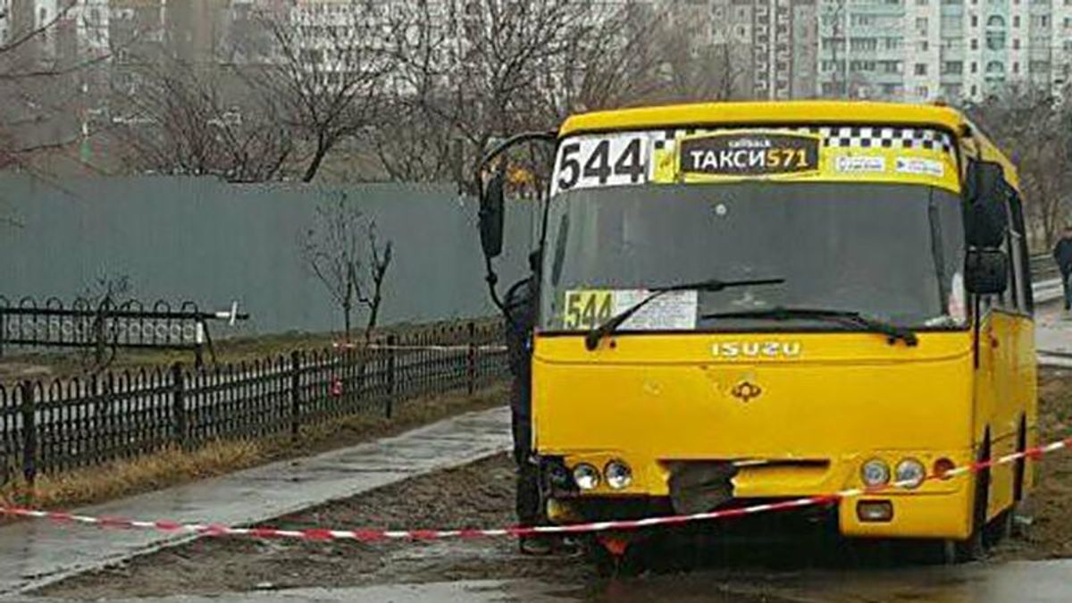 Вооруженный мужчина похитил автобус на маршруте и устроил погоню с полицией в Киеве Вооруженный мужчина похитил автобус на маршруте и устроил погоню с полицией в Киеве