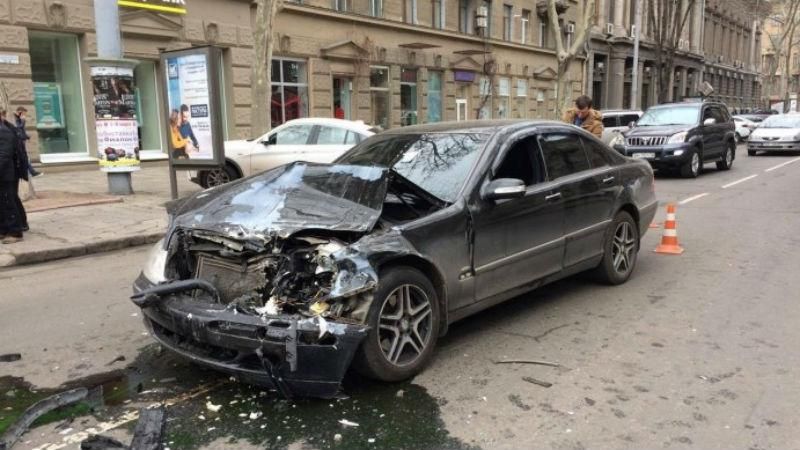 Пьяный чиновник на элитном авто устроил две аварии в центре Одессы