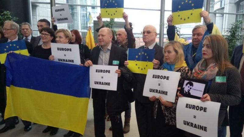Европейские дипломаты поддержали Украину в флешмобе Европейские дипломаты поддержали Украину в флешмобе