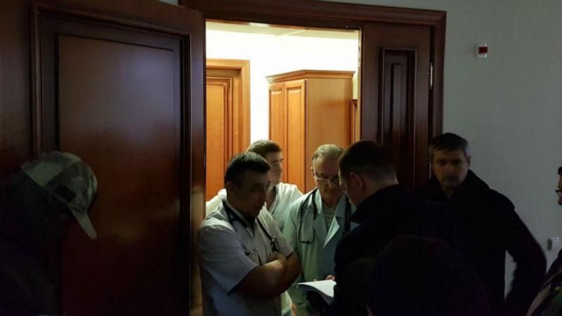 Бессознательному Насирову зачитали подозрение: опубликованы фото Бессознательному Насирову зачитали подозрение: опубликованы фото