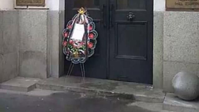 Декомунізація 8 березня. В'ятровича лякають похоронним вінком Декомунізація 8 березня. В'ятровича лякають похоронним вінком