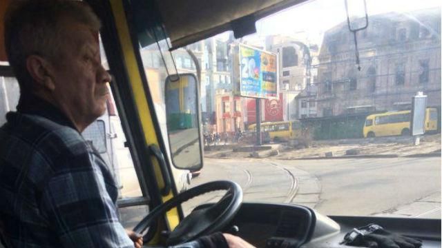 Порошенку своє посвідчення показуй – водій маршрутки обматюкав ветерана АТО Порошенку своє посвідчення показуй – водій маршрутки обматюкав ветерана АТО