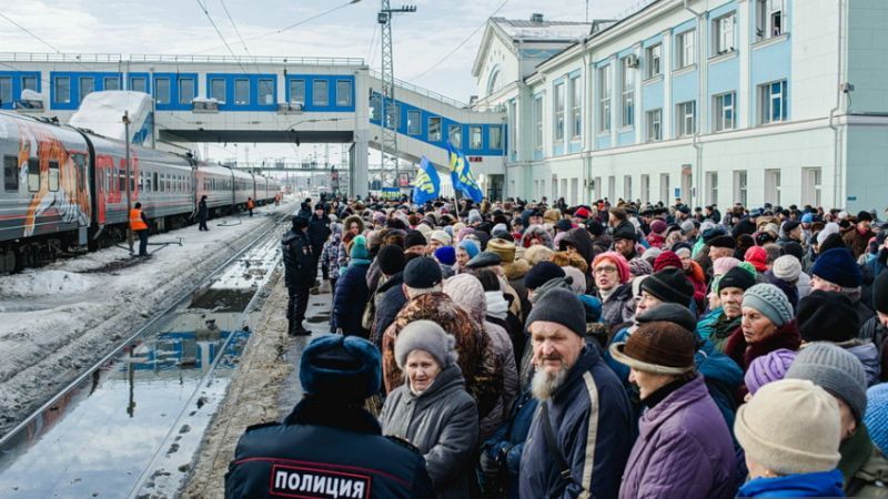 Пенсионеры чуть не подрались за халявные сувениры от Жириновского: появилось видео Пенсионеры чуть не подрались за халявные сувениры от Жириновского: появилось видео