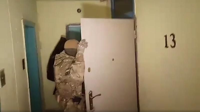 Без ухвали суду, але зі спецназом: ексклюзивне відео з обшуку квартири Марушевської