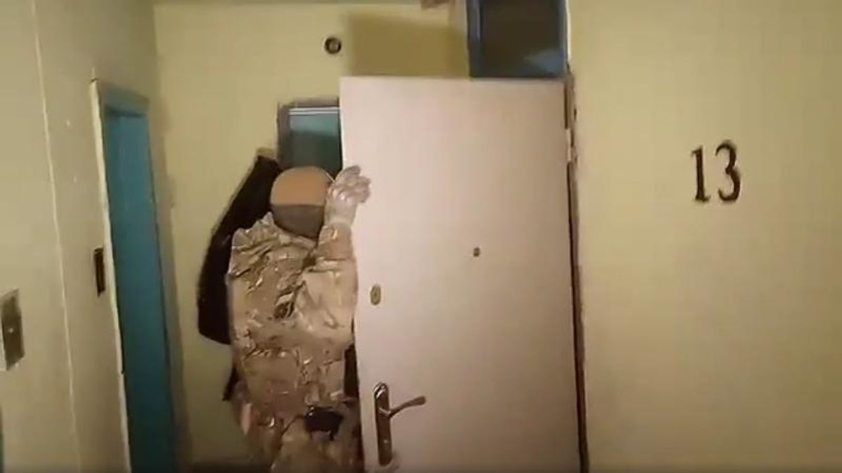 Без постановления суда, но со спецназом: эксклюзивное видео с обыска квартиры Марушевской Без постановления суда, но со спецназом: эксклюзивное видео с обыска квартиры Марушевской