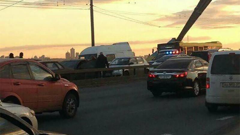 9 автомобілів одночасно зіткнулися у Києві 9 автомобілів одночасно зіткнулися у Києві