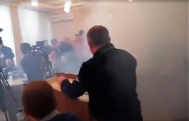 Димовою шашкою жбурнули в Сумську мерію Димовою шашкою жбурнули в Сумську мерію