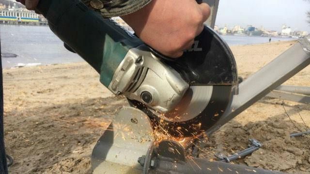 У Києві посеред ночі зрізали канатну дорогу, працівники підозрюють рейдерство У Києві посеред ночі зрізали канатну дорогу, працівники підозрюють рейдерство