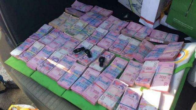 Зрада в тилу. Компанія регулярно передавала великі гроші ватажкам "ДНР" Зрада в тилу. Компанія регулярно передавала великі гроші ватажкам "ДНР"