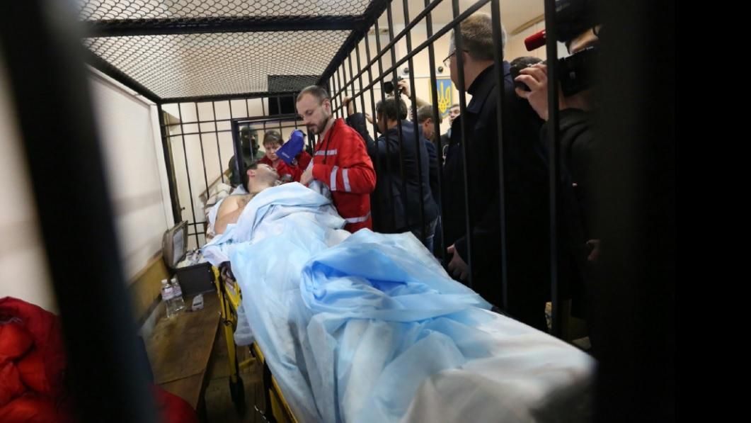 Насірова принесли до будівлі суду: опублікували фото Насірова принесли до будівлі суду: опублікували фото