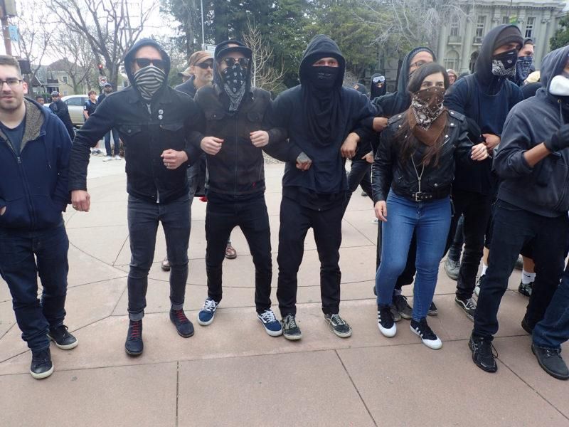 Сторонники и противники Трампа устроили столкновения в Калифорнии Сторонники и противники Трампа устроили столкновения в Калифорнии