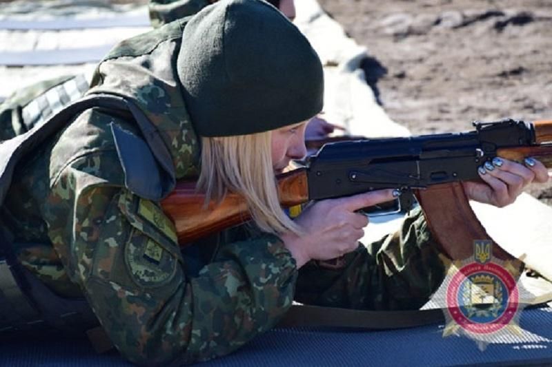 Вибивають 9 з 10: фоторепортаж з ефектних змагань жінок-військових Вибивають 9 з 10: фоторепортаж з ефектних змагань жінок-військових