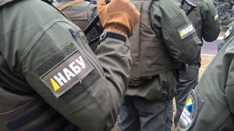 Авто працівників НАБУ покидають територію суду, де перебуває Насіров: фотофакт