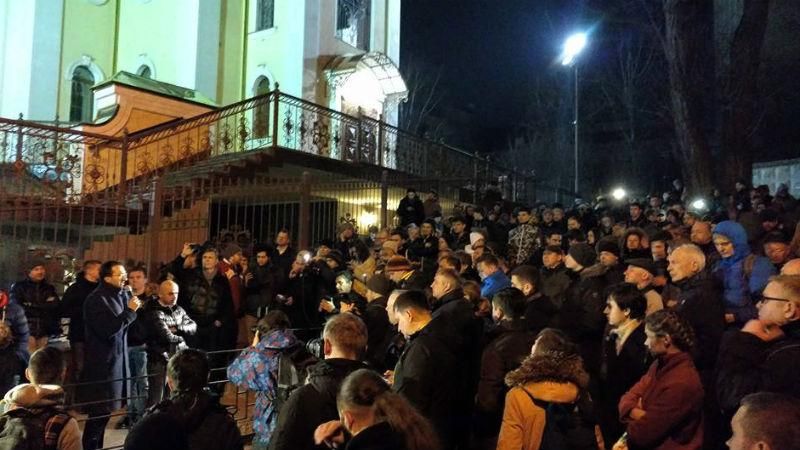Сотні людей блокують суд, де перебуває Насіров: оперативні фото 