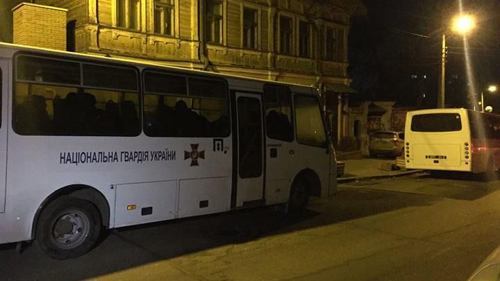 К Соломенскому суду приехали автобусы с нацгвардийцами