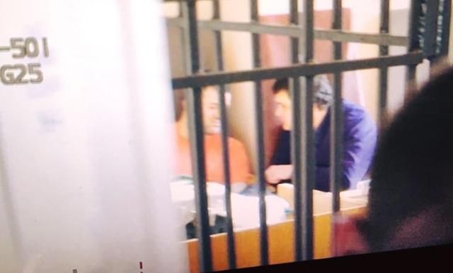 Насиров встал с койки и пересел в кресло судьи Насиров встал с койки и пересел в кресло судьи