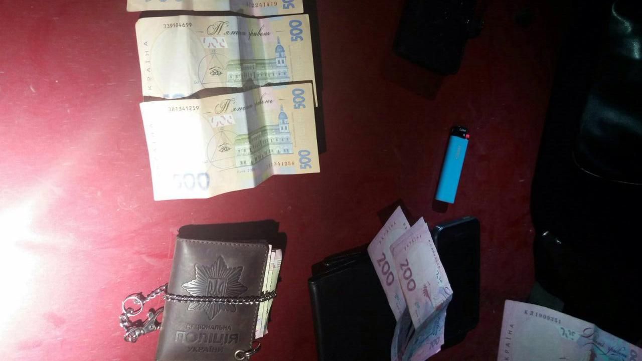 Вблизи зоны АТО задержаны двое полицейских-взяточников Вблизи зоны АТО задержаны двое полицейских-взяточников