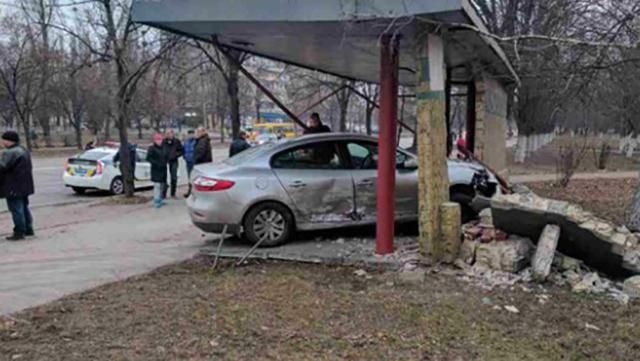 Автомобиль разбил остановку в Киеве: появились фото и видео