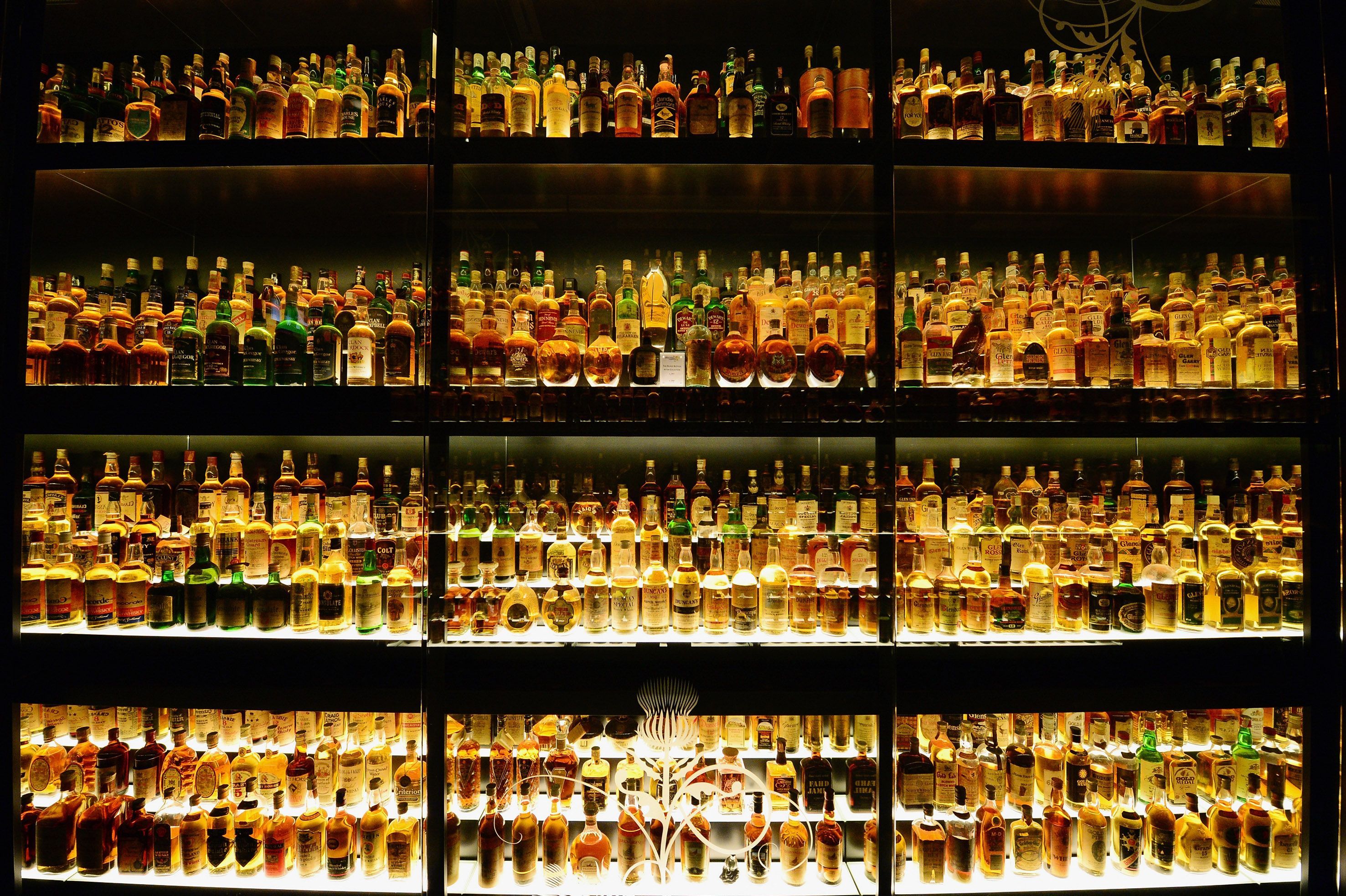 Топ-чиновникам закупят алкоголя на почти полтора миллиона гривен