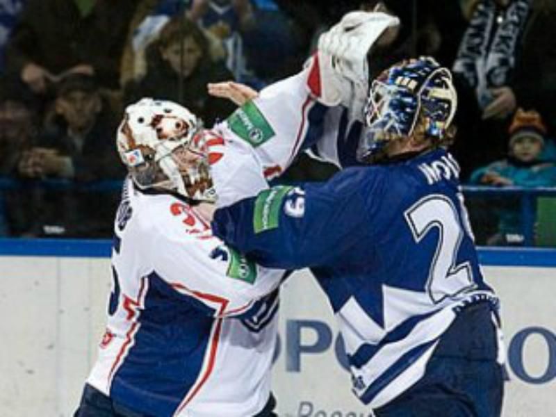 Фанаты и хоккеисты устроили драку прямо во время игры: появилось видео Фанаты и хоккеисты устроили драку прямо во время игры: появилось видео