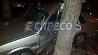 Автомобиль сложился пополам после безумного ДТП в Киеве
