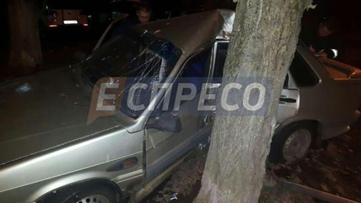 Автомобиль сложился пополам после безумного ДТП в Киеве
Автомобиль сложился пополам после безумного ДТП в Киеве