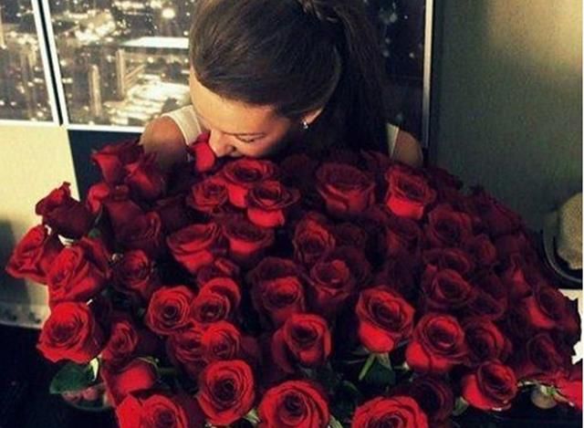 К 8 марта в России сдают в аренду огромные букеты роз