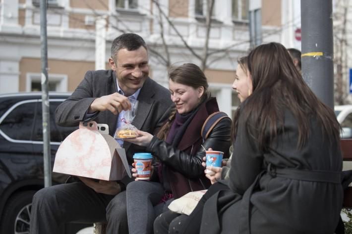 Віталій Кличко солодощами і квітами привітав жінок зі святом весни Віталій Кличко солодощами і квітами привітав жінок зі святом весни