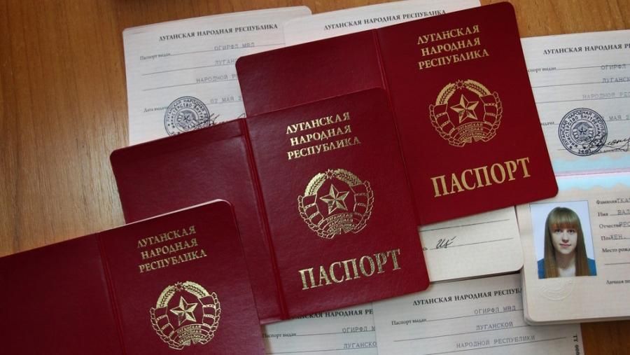 Російський банк почав обслуговувати клієнтів за так званими "паспортами" "Л/ДНР"