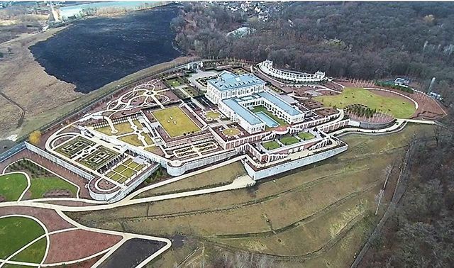 Розкішний та грандіозний маєток радника Порошенка зняли на відео Розкішний та грандіозний маєток радника Порошенка зняли на відео