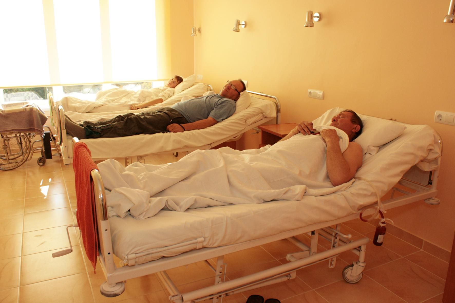 В больницу Днепра доставили 13 бойцов, трое – тяжело ранены