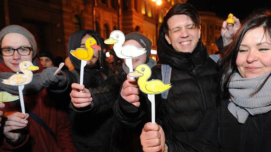 Против Медведева протестовали утками в Санкт-Петербурге Против Медведева протестовали утками в Санкт-Петербурге