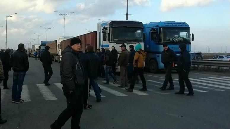 Водії вантажівок повністю заблокували міжнародну трасу Київ – Одеса