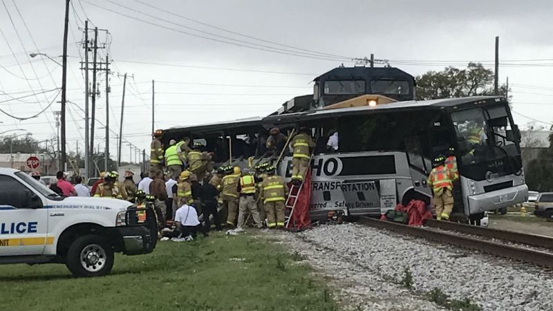 Поезд врезался в пассажирский автобус: жуткие фото с места аварии