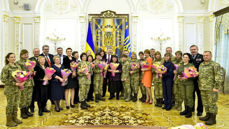 К 8 марта Порошенко подсчитал, сколько женщин в рядах ВСУ