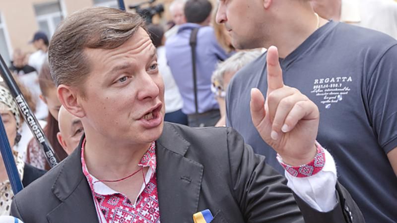 Ляшко сделал сюрприз женщинам на вокзале Ляшко сделал сюрприз женщинам на вокзале