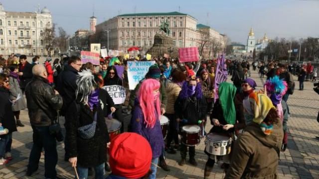 Мужчин на феминистическом марше в Киеве облили зеленкой: появились фото