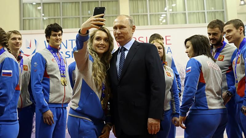 Путин едва не заплакал и зачитал стихотворение женщинам Путин едва не заплакал и зачитал стихотворение женщинам