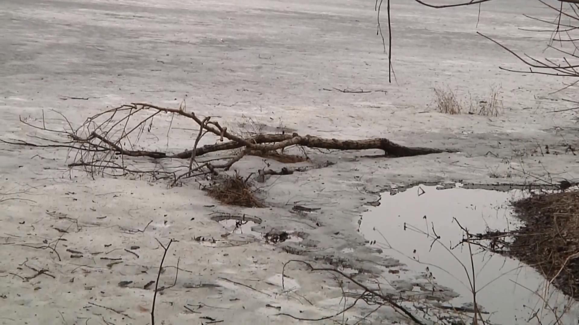 Опасное хобби: рыбак провалился под лед в Чернигове Опасное хобби: рыбак провалился под лед в Чернигове